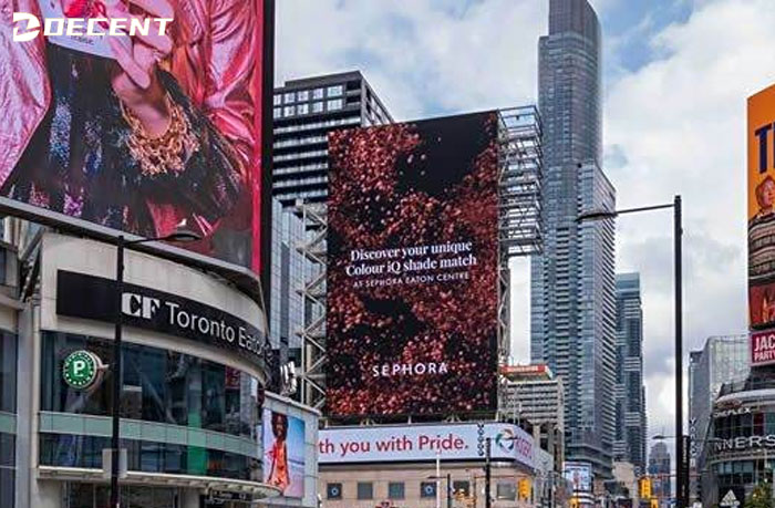 pedestrian-traffic-Dundas-Square